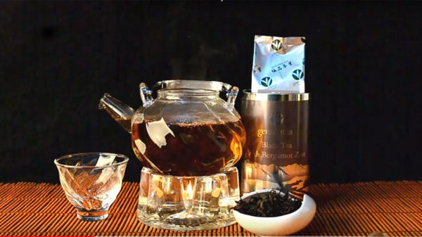 Черный чай в бергамотом в чайнике